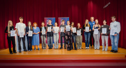1 Gruppenfoto Siegerinnen und Sieger mit Ute Schwarzenberger und Joachim Bauer